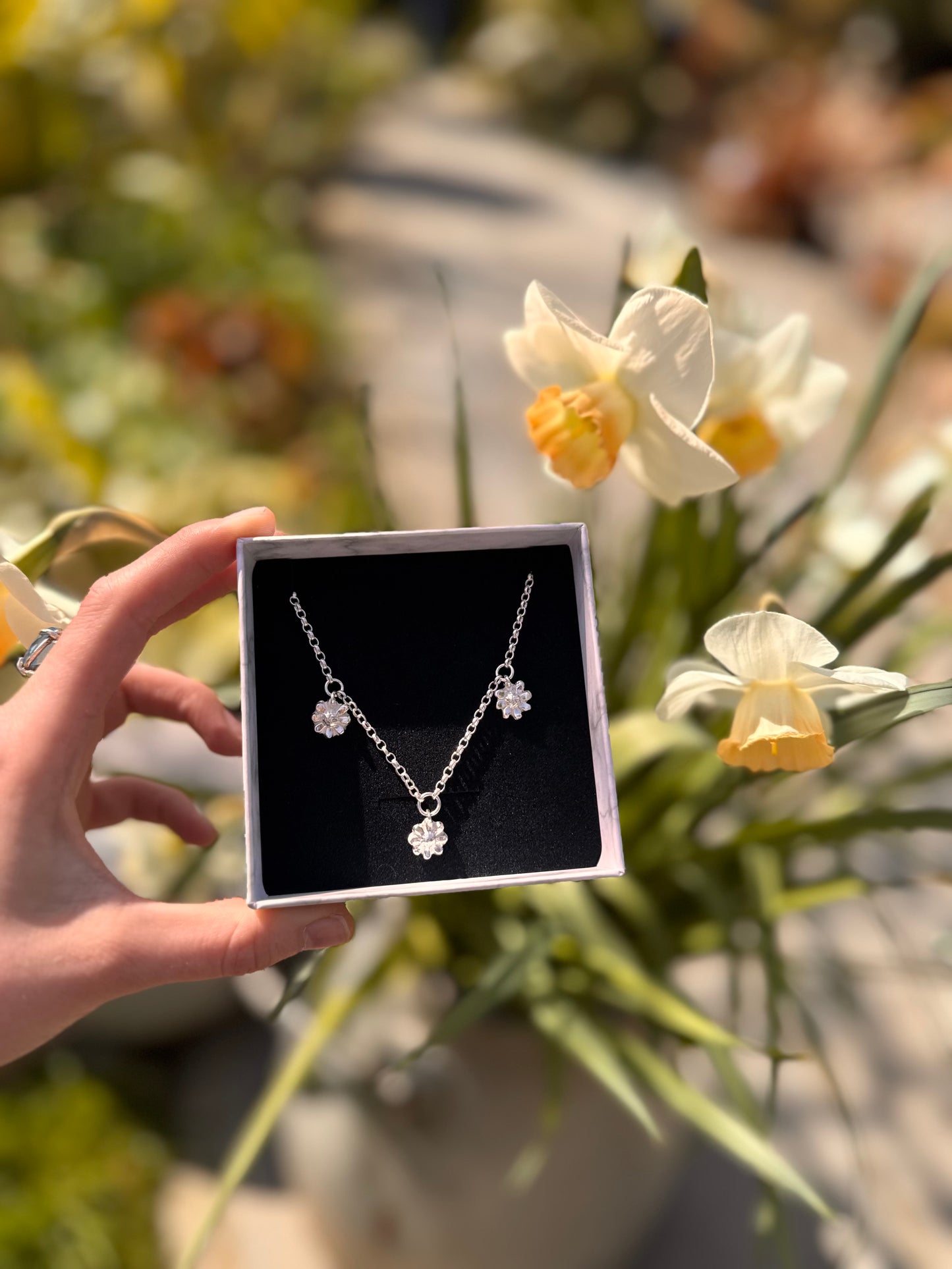 THE DAISY CHAIN NECKLACE